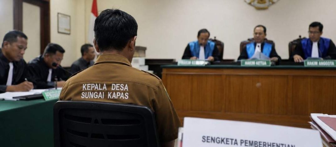 Persidangan sengketa pemberhentian Kepala Desa Sungai Kapas, Kecamatan Bangko, Saliman, di Pengadilan Tata Usaha Negara (PTUN) Jambi kembali mengejutkan