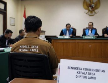 Persidangan sengketa pemberhentian Kepala Desa Sungai Kapas, Kecamatan Bangko, Saliman, di Pengadilan Tata Usaha Negara (PTUN) Jambi kembali mengejutkan