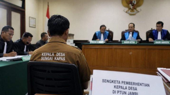 Persidangan sengketa pemberhentian Kepala Desa Sungai Kapas, Kecamatan Bangko, Saliman, di Pengadilan Tata Usaha Negara (PTUN) Jambi kembali mengejutkan