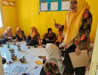 SKK Migas - MontD'Or Oil Tungkal Limited (MOTL) menyalurkan bantuan peralatan membatik, sekaligus menggelar Bimbingan Teknis (BIMTEK)
