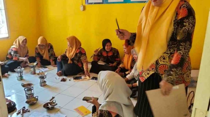 SKK Migas - MontD'Or Oil Tungkal Limited (MOTL) menyalurkan bantuan peralatan membatik, sekaligus menggelar Bimbingan Teknis (BIMTEK)
