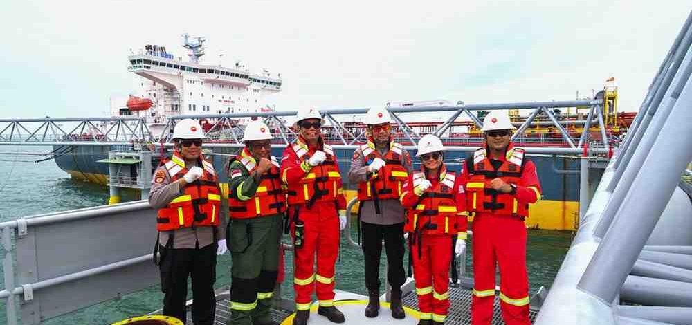 Kapolda Jambi tempuh penyeberangan 3,5 jam sambangi FSO Ship 115 yang dioperasikan PetroChina International Jabung Ltd di Selat Berhala, Jambi.
