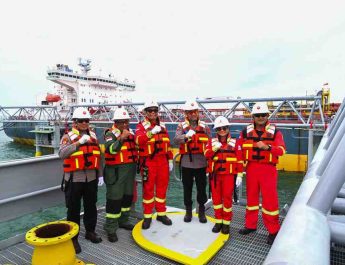 Kapolda Jambi tempuh penyeberangan 3,5 jam sambangi FSO Ship 115 yang dioperasikan PetroChina International Jabung Ltd di Selat Berhala, Jambi.