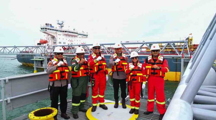 Kapolda Jambi tempuh penyeberangan 3,5 jam sambangi FSO Ship 115 yang dioperasikan PetroChina International Jabung Ltd di Selat Berhala, Jambi.