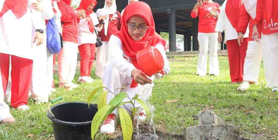 DWP Provinsi Jambi menggelar senam bersama dalam rangka HUT ke-81 RI