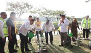 Menteri Lingkungan Hidup Mohammad Jumhur Hidayat bersama PTPN IV PalmCo menanam pohon dalam gerakan tanam 1,5 juta pohon