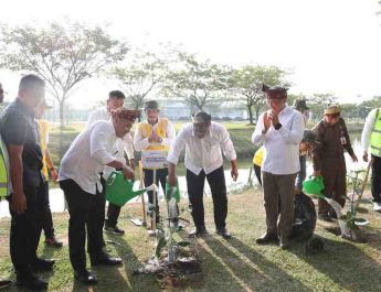 Menteri Lingkungan Hidup Mohammad Jumhur Hidayat bersama PTPN IV PalmCo menanam pohon dalam gerakan tanam 1,5 juta pohon
