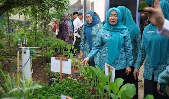 Selain mensosialisasikan Gerakan Jambi Bersholawat program PKK, Ketua Tim Penggerak PKK Provinsi Jambi Hesti Haris didampingi Ketua TP PKK