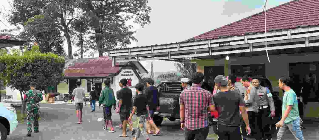 Lima warga SAD menyerahkan diri ke Polres Sarolangun terkait dugaan pengeroyokan anggota TNI di kawasan PT SAL.