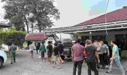 Lima warga SAD menyerahkan diri ke Polres Sarolangun terkait dugaan pengeroyokan anggota TNI di kawasan PT SAL.