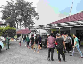 Lima warga SAD menyerahkan diri ke Polres Sarolangun terkait dugaan pengeroyokan anggota TNI di kawasan PT SAL.