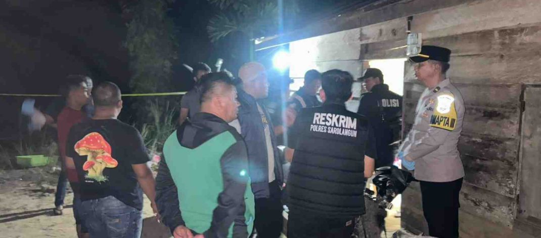 Polisi melakukan olah TKP kasus dugaan pembunuhan seorang perempuan di Desa Lubuk Napal, Kecamatan Pauh, Kabupaten Sarolangun.