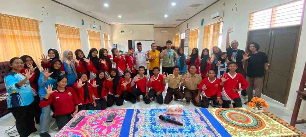 Peserta didik SMAN 5 Merangin mengikuti pelatihan sastra dan seni peran dalam program Monofolk Tur yang digelar Komunitas Teater Air Jambi.