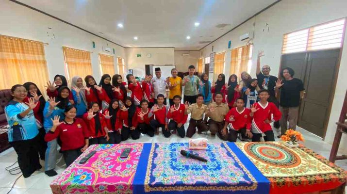 Peserta didik SMAN 5 Merangin mengikuti pelatihan sastra dan seni peran dalam program Monofolk Tur yang digelar Komunitas Teater Air Jambi.