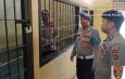 Oknum anggota Polres Tanjab Timur diamankan di ruang khusus Sipropam untuk pemeriksaan