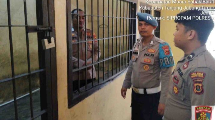 Oknum anggota Polres Tanjab Timur diamankan di ruang khusus Sipropam untuk pemeriksaan
