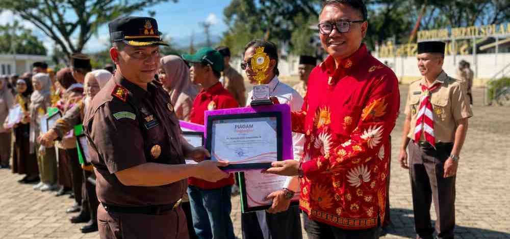 Manager Unit Kebun Solsel PTPN IV Regional IV Ari Mulyawan Bangun menerima penghargaan perusahaan terbersih peringkat ketiga dari Pemkab Solok Selatan, Jumat (14/8/2026).