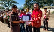 Manager Unit Kebun Solsel PTPN IV Regional IV Ari Mulyawan Bangun menerima penghargaan perusahaan terbersih peringkat ketiga dari Pemkab Solok Selatan, Jumat (14/8/2026).