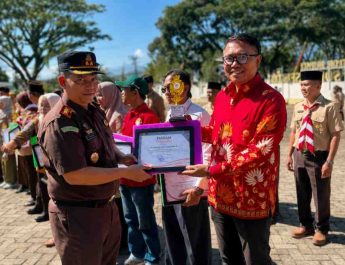 Manager Unit Kebun Solsel PTPN IV Regional IV Ari Mulyawan Bangun menerima penghargaan perusahaan terbersih peringkat ketiga dari Pemkab Solok Selatan, Jumat (14/8/2026).
