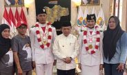 Gubernur Jambi Al Haris bersama Paskibraka Nasional asal Jambi Achmad Fachri Mubarok dan Rizki Putri