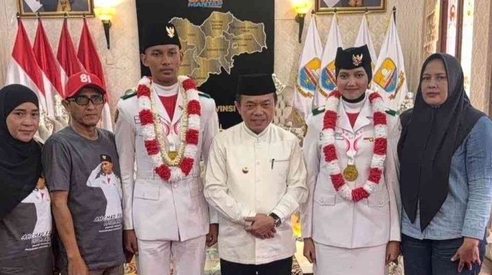 Gubernur Jambi Al Haris bersama Paskibraka Nasional asal Jambi Achmad Fachri Mubarok dan Rizki Putri