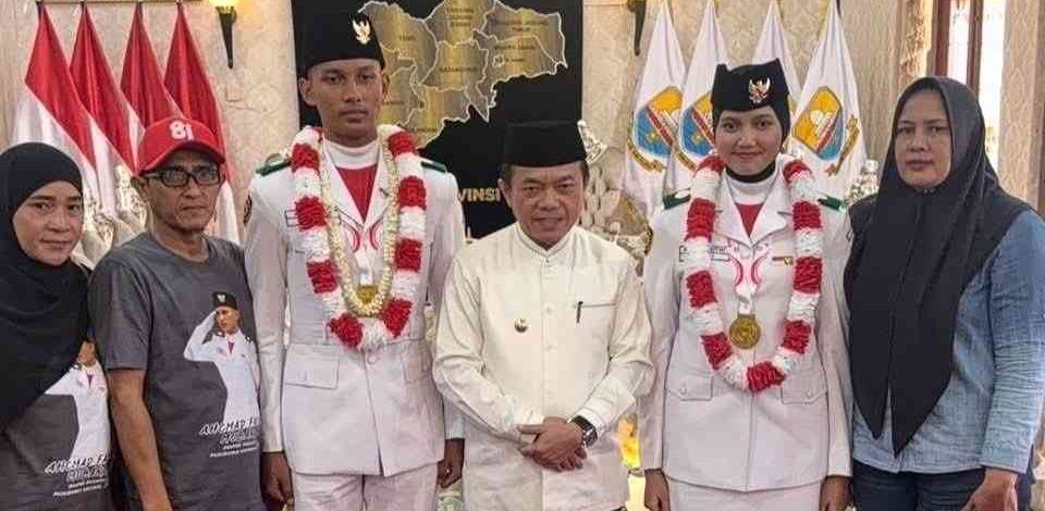 Gubernur Jambi Al Haris bersama Paskibraka Nasional asal Jambi Achmad Fachri Mubarok dan Rizki Putri
