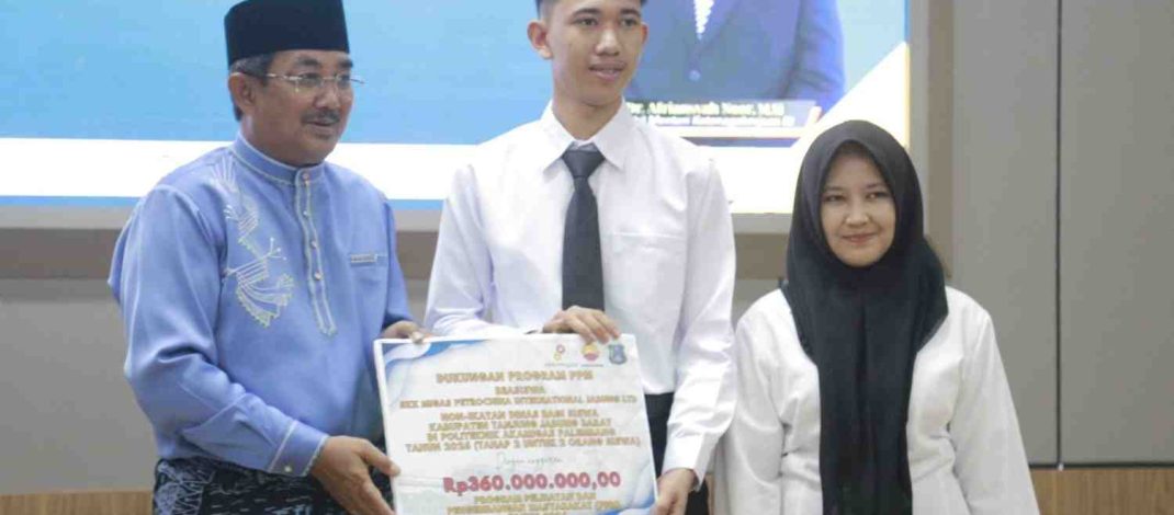 PetroChina Jabung menyerahkan program CSR bidang pendidikan dan UMKM kepada Pemkab Tanjung Jabung Barat