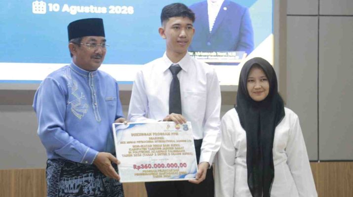 PetroChina Jabung menyerahkan program CSR bidang pendidikan dan UMKM kepada Pemkab Tanjung Jabung Barat