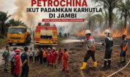 Petugas PetroChina International Jabung Ltd. bersama peralatan pemadam kebakaran melakukan penanganan kebakaran hutan dan lahan di wilayah operasi Jabung, Jambi.