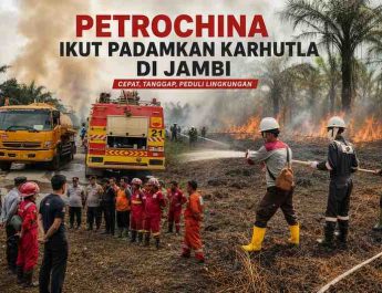 Petugas PetroChina International Jabung Ltd. bersama peralatan pemadam kebakaran melakukan penanganan kebakaran hutan dan lahan di wilayah operasi Jabung, Jambi.