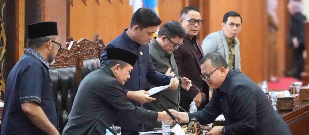 Gubernur Jambi Al Haris saat rapat paripurna DPRD Provinsi Jambi membahas RAPBD Perubahan 2026 dan KUA PPAS APBD 2027.