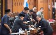 Gubernur Jambi Al Haris saat rapat paripurna DPRD Provinsi Jambi membahas RAPBD Perubahan 2026 dan KUA PPAS APBD 2027.