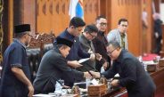 Gubernur Jambi Al Haris saat rapat paripurna DPRD Provinsi Jambi membahas RAPBD Perubahan 2026 dan KUA PPAS APBD 2027.
