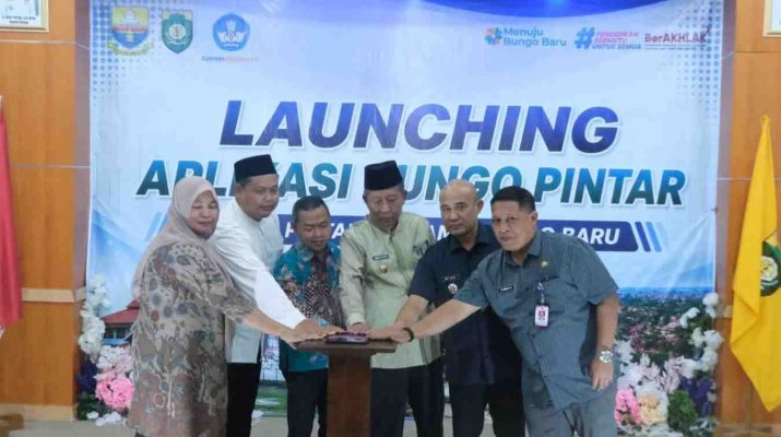 Wagub Jambi Abdullah Sani bersama Wamen Dikdasmen RI Fajar Riza Ul Haq meluncurkan Aplikasi Bungo Pintar di Kabupaten Bungo.