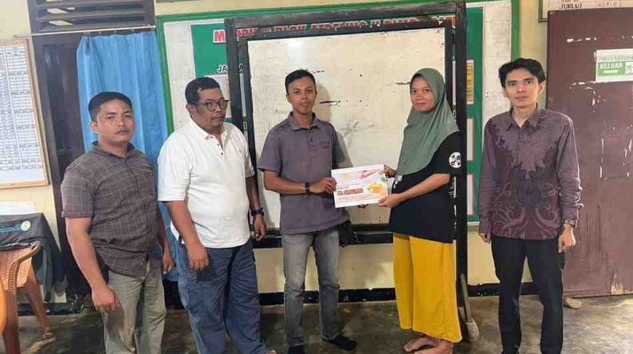 Perwakilan PTPN IV Regional IV menyerahkan bantuan pengobatan kepada keluarga karyawan Kebun Rimbo Satu.