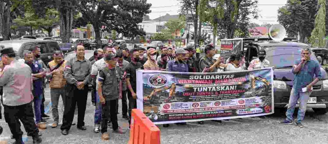 Puluhan wartawan geruduk Mapolres Merangin pertanyakan 2 excavator tangkapan PETI
