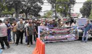 Puluhan wartawan geruduk Mapolres Merangin pertanyakan 2 excavator tangkapan PETI