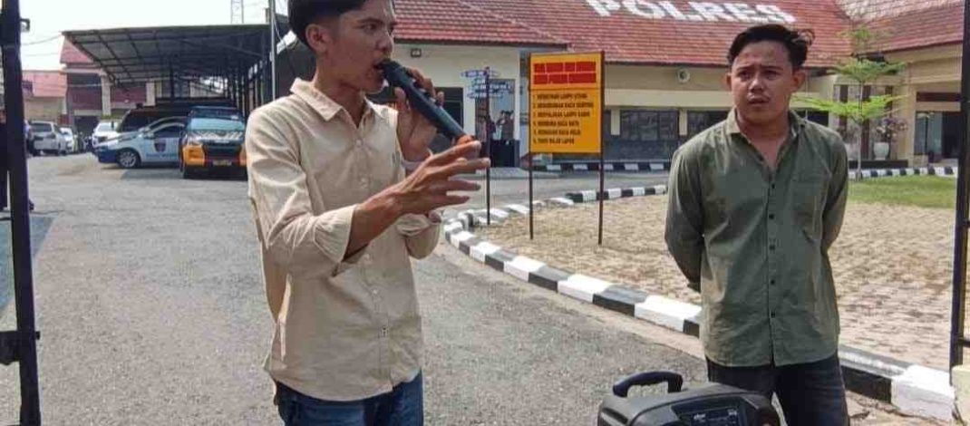 Aliansi Pemuda dan Mahasiswa Jambi aksi di Mapolres Merangin soal dua alat berat Pulau Rayo