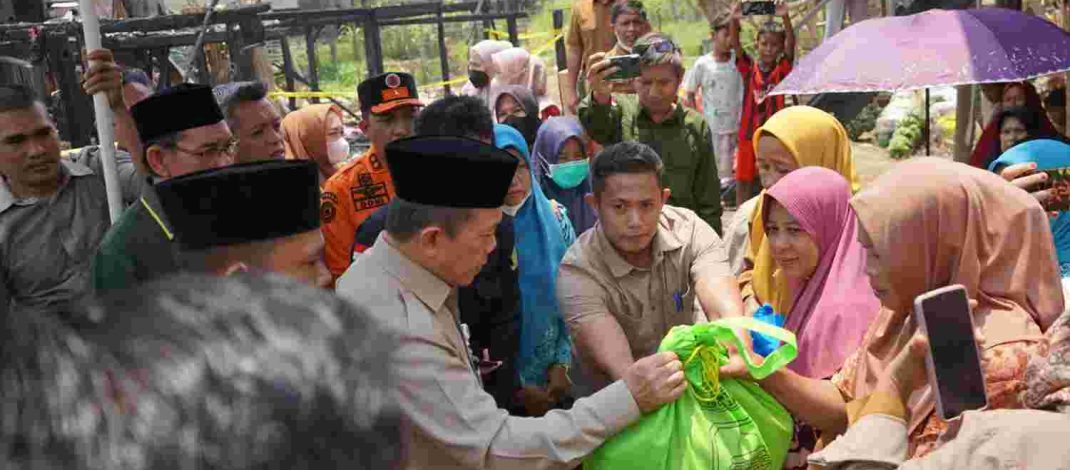 Gubernur Jambi Al Haris meninjau korban kebakaran di Tanjung Raden Kota Jambi