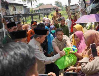 Gubernur Jambi Al Haris meninjau korban kebakaran di Tanjung Raden Kota Jambi
