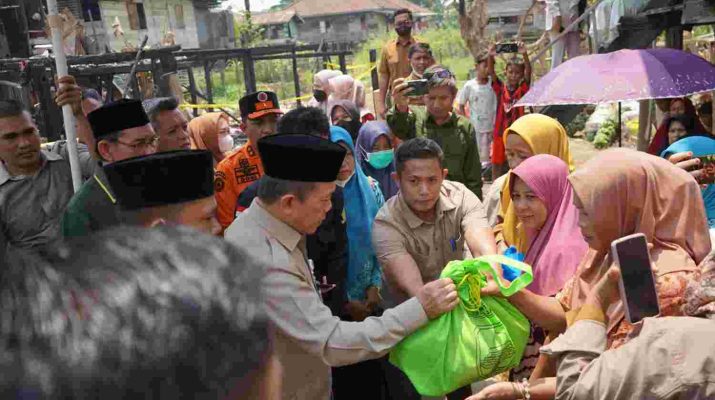 Gubernur Jambi Al Haris meninjau korban kebakaran di Tanjung Raden Kota Jambi