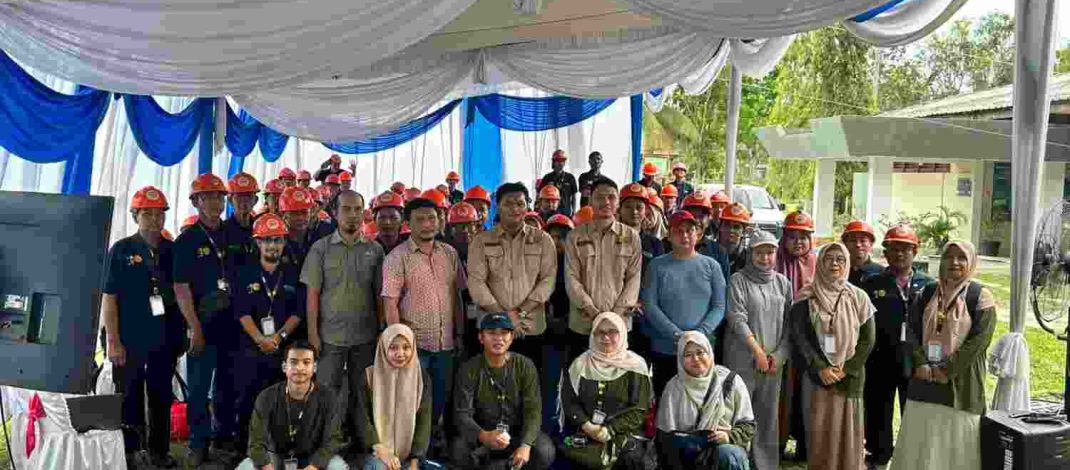 Peserta kunjungan lapangan pengembangan SDM perkebunan kelapa sawit berfoto bersama di PTPN IV Regional 4 Kebun Bunut.