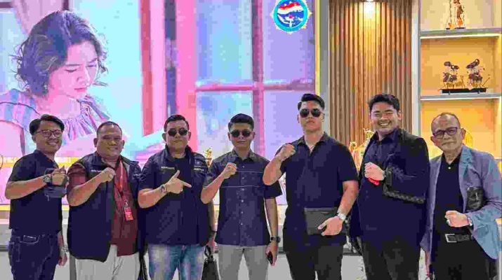 Tim pelapor dugaan suap seleksi Bintara Polda Jambi berfoto bersama