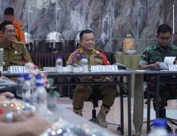 Gubernur Jambi Al Haris memimpin rapat evaluasi penanganan karhutla di Batang Hari