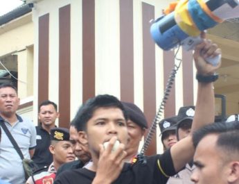 Arip Hidayatullah mendesak Kapolda Jambi turun tangan soal dua excavator PETI