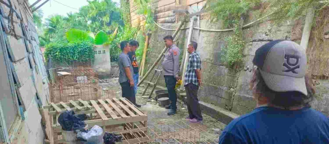 Petugas dan warga berada di lokasi kejadian di Pematang Kandis, Bangko, Merangin
