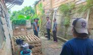 Petugas dan warga berada di lokasi kejadian di Pematang Kandis, Bangko, Merangin