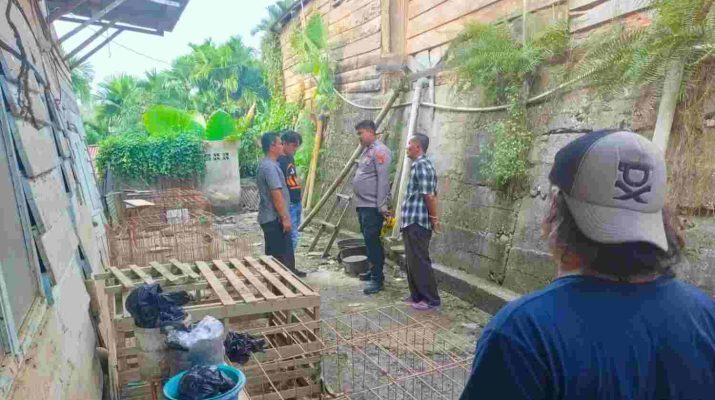 Petugas dan warga berada di lokasi kejadian di Pematang Kandis, Bangko, Merangin