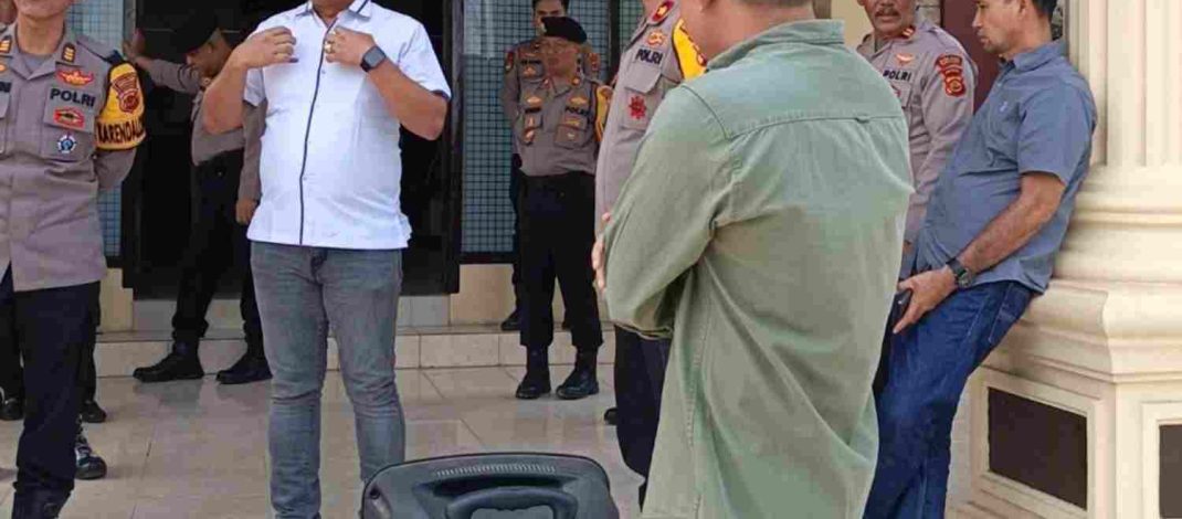 Epi Koto berbaju putih saat menghadapi aksi Aliansi Pemuda dan Mahasiswa Jambi di Polres Merangin