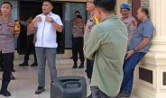 Epi Koto berbaju putih saat menghadapi aksi Aliansi Pemuda dan Mahasiswa Jambi di Polres Merangin